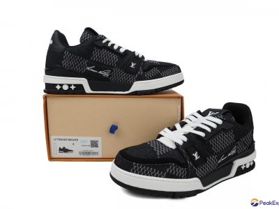 Top Quality               Trainer with round toe matching black sneakers