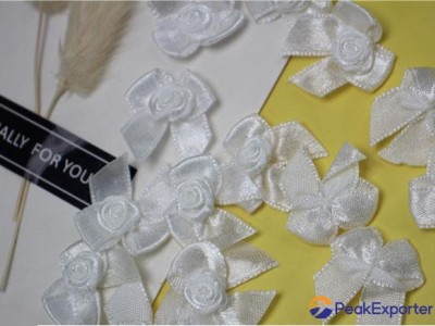 white ribbon bowknt with rose
