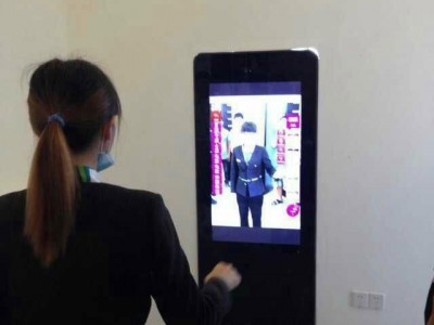 Wall-mounted 3D clothing display system
