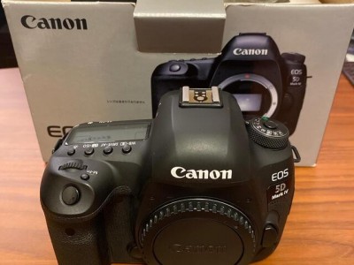Canon EOS 5D Mark IV DSLR