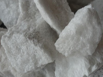 White aluminium oxide powder and grit for abrasive media