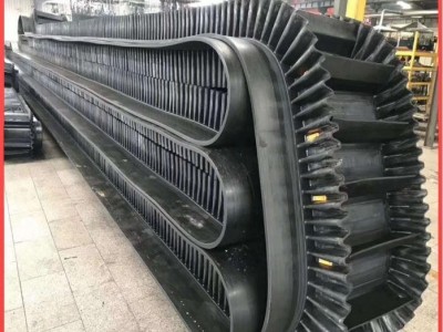 Corrugated edge conveyor belt, high temperature resistant