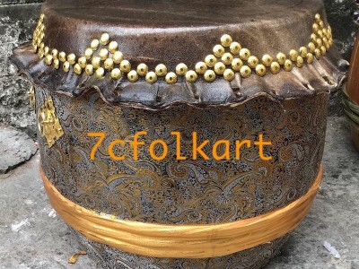 High pitch drum with golden handles, nails and fabric