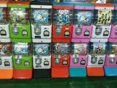 Two layer capsule toy vending machine tommy style
