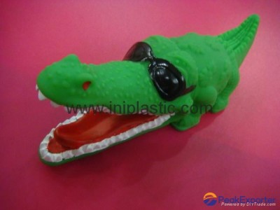 we make vinyl crocodile PVC crocodiles toys tiger vinyl fish squirting fish