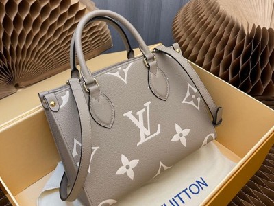 Onthego PM  Monogram Empreinte Leather Tote     eige/Cream Onthego