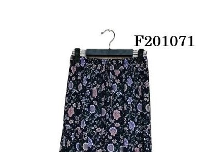 LADIES TIRED SKIRT VWITH LACE TRIM