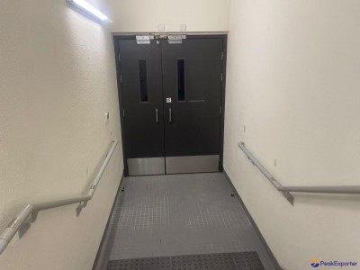 G.M.S. Wall-mounted smooth handrail